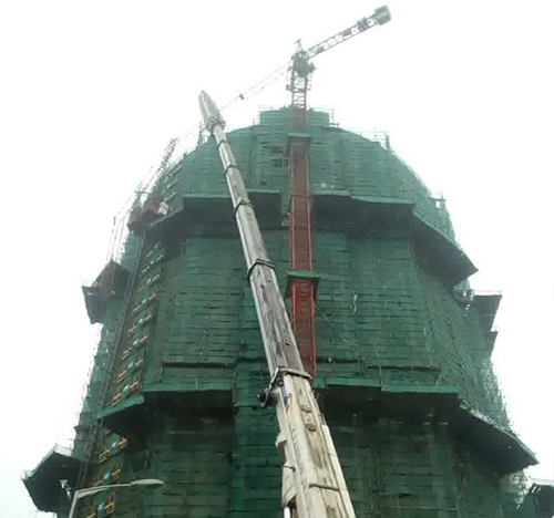 天峻吊车在工地上作业